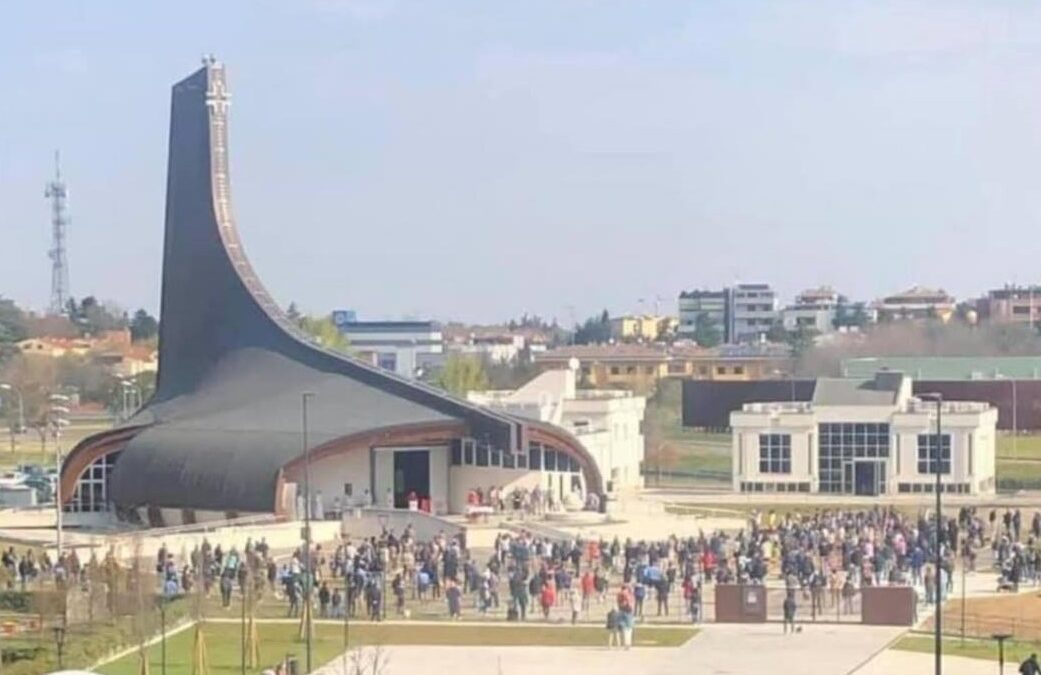 Restrizioni, polemiche per una messa “numerosa” in Pedagna