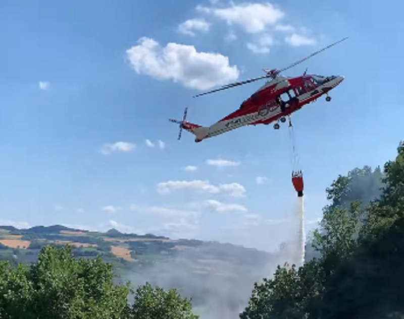 Incendio in Vena del Gesso: interviene “Drago”, l’elicottero del 115