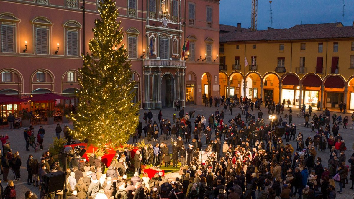 “IMOLA A NATALE”: MERCATINI,LUMINARIE, RIECCO LE PROIEZIONI E MUSICA IN PIAZZA