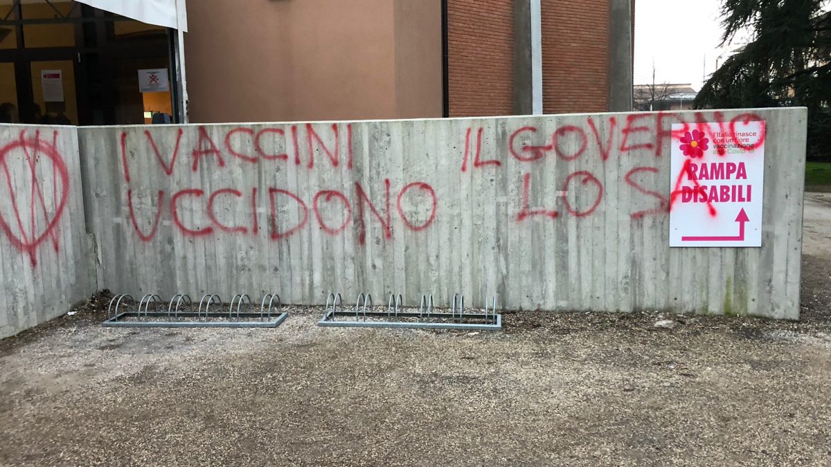 NO-VAX: BLITZ NELLA NOTTE ALL’OSSERVANZA