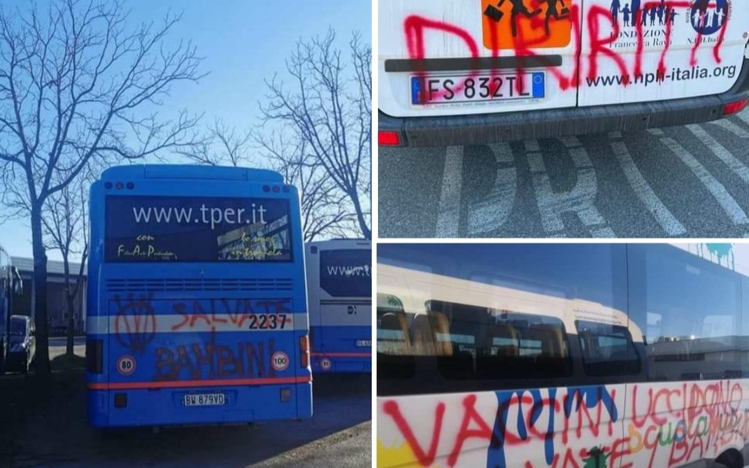 NO-VAX IMBRATTANO BUS POI SI VANTANO SU FACEBOOK