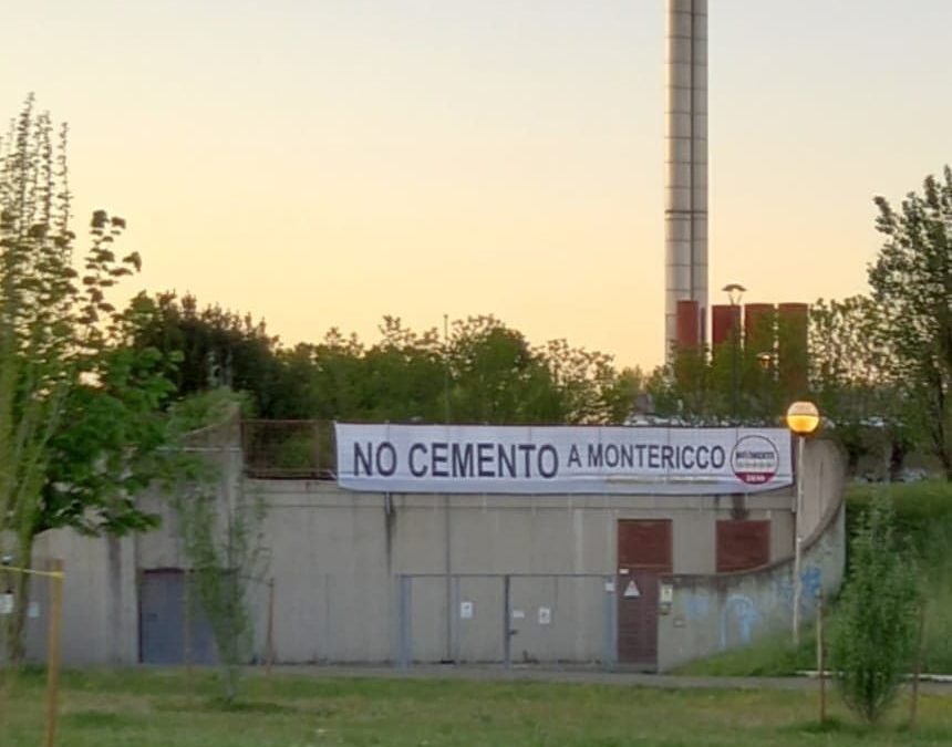 MONTERICCO, SPUNTA LO STRISCIONE “NO CEMENTO”