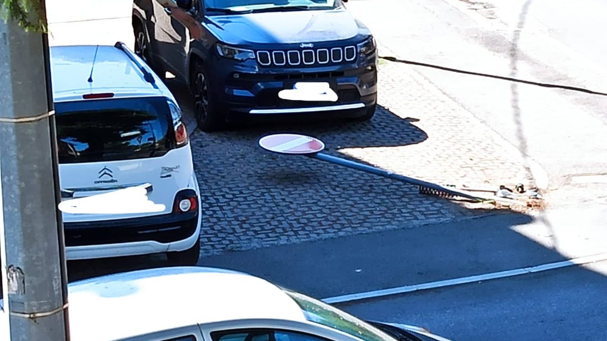 VIALE DE AMICIS: “STENDE” UN CARTELLO E FUGGE