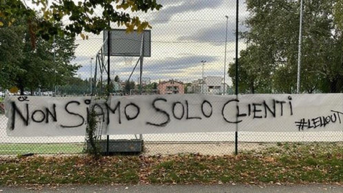 ZOLINO, AL CS COMPARE LO STRISCIONE: “NON SIAMO SOLO CLIENTI”