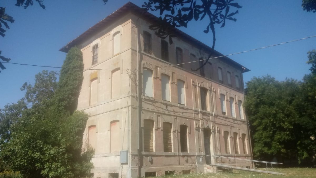 PORTONOVO: “IL PONTE E LA SCUOLA IN STATO D’ABBANDONO “