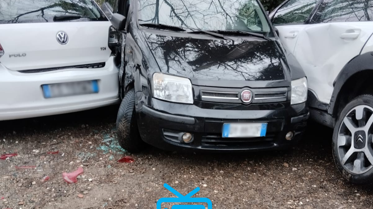 MONTECATONE: BUS COLPISCE UN PALO DELLA LUCE CHE CENTRA 5 AUTO