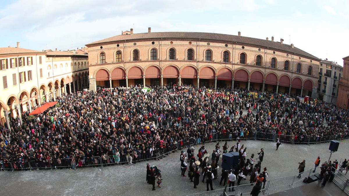 IN MIGLIAIA ALLA SFILATA DEI “FANTAVEICOLI”