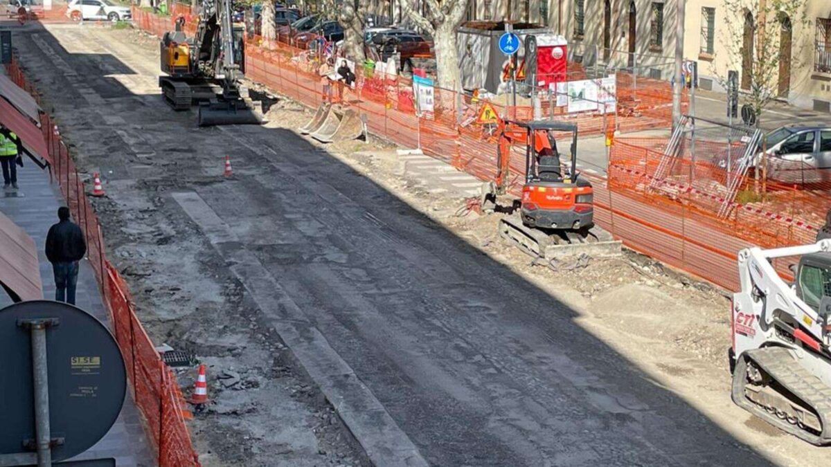 IN VIALE A.COSTA RIAFFIORA LA VECCHIA STRADA “ENTRO MARTEDÌ SERA STRADA ASFALTATA”