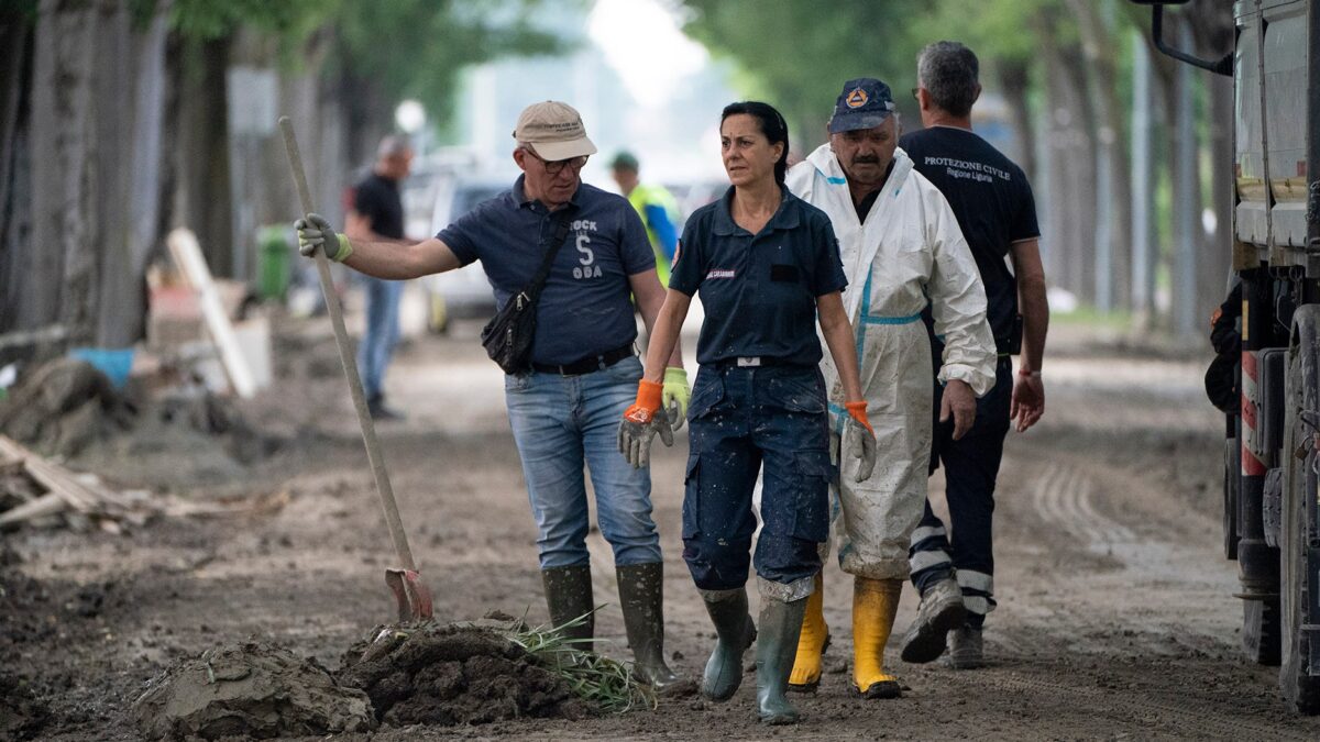 IMOLA: CONTINUA IL LAVORO DI PULIZIA DI STRADE E CASE