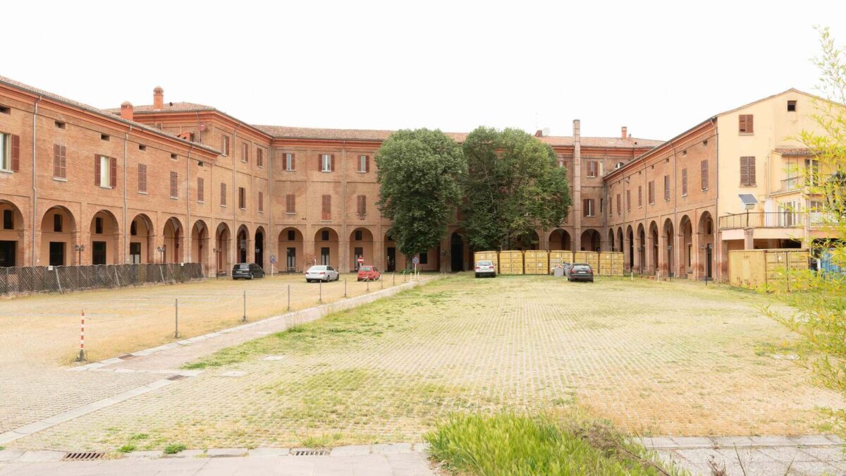 IMOLA VILLAGE, L’OCCUPANTE E’ ANCORA DENTRO “ENTRIAMO CON LO SPRAY AL PEPERONCINO”