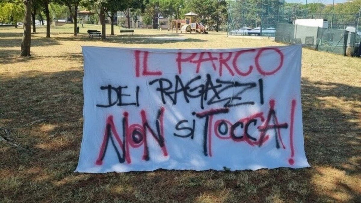 TOZZONA, VIA LO STRISCIONE. MA PARTE LA RACCOLTA FIRME