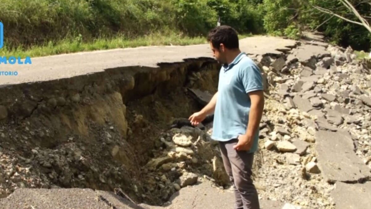 RIMPALLI E SCARICABARILI, LA CASOLANA DIVENTA UN FILM GROTTESCO