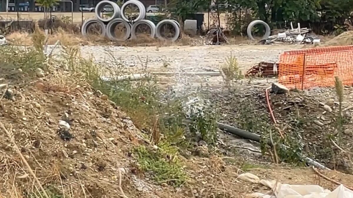 CANTIERE BRETELLA “QUEL TUBO PERDE ACQUA DA GIORNI”