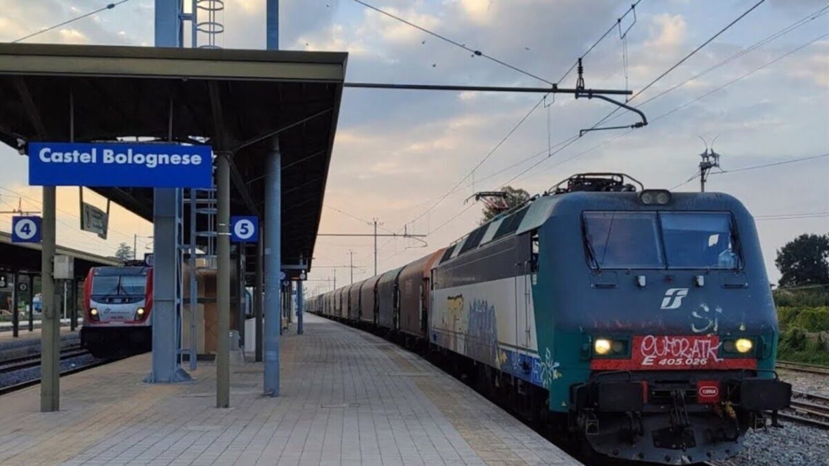 INVESTITI DAL TRENO MENTRE ERANO SEDUTI SULLA BANCHINA: GRAVE UNA 35ENNE