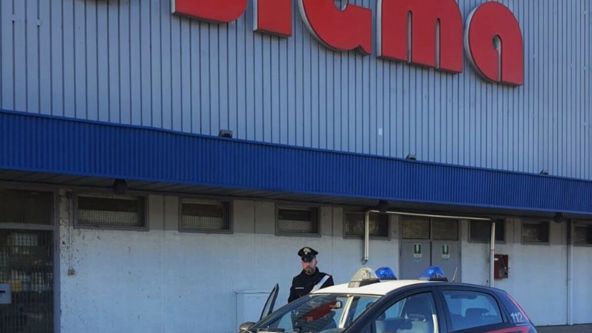 SCENE DA FILM AL SIGMA: RUBA POI TENTA DI SFILARE PISTOLA A CARABINIERE
