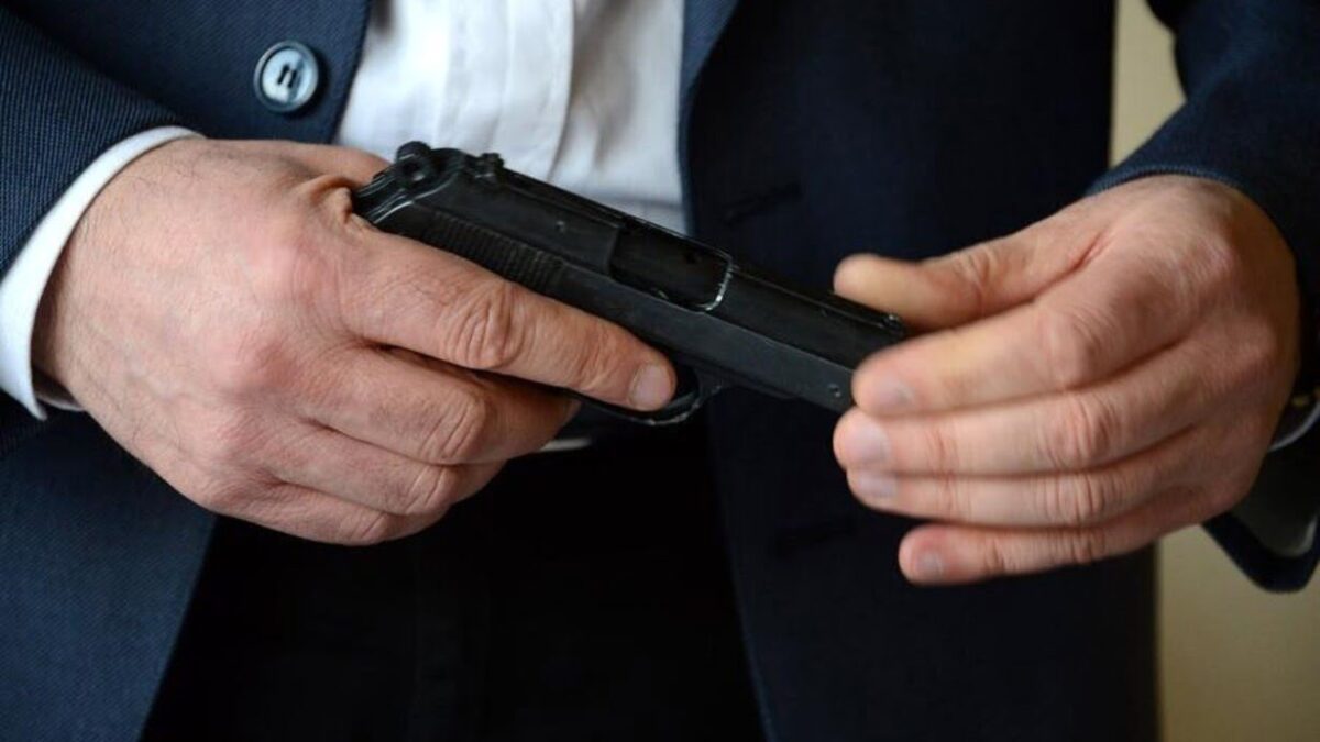 LITE CONDOMINIALE SFOCIA NELLE MINACCE: SPUNTA UNA PISTOLA FINTA