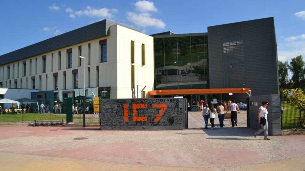 PEDINAVA LE RAGAZZINE DAVANTI ALLA  SCUOLA: ARRESTATO