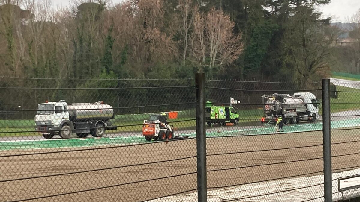 IL COMUNE: ASPIRATA VIA L’ACQUA MISTA A VERNICE DEFLUITA DALLA PISTA NEL RIO ALL’INTERNO DEL PARCO ACQUE MINERALI.