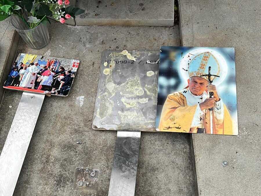 LAPIDE DI PAPA WOJTYLA PRESA DI MIRA:  TERZO VANDALISMO IN POCHI MESI