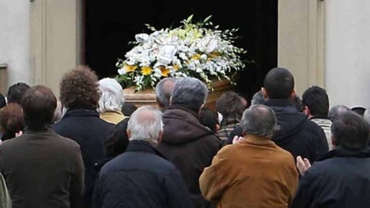 ENTRA IN CHIESA DURANTE UN FUNERALE INSULTANDO I PRESENTI: CONDANNATA UNA 53ENNE