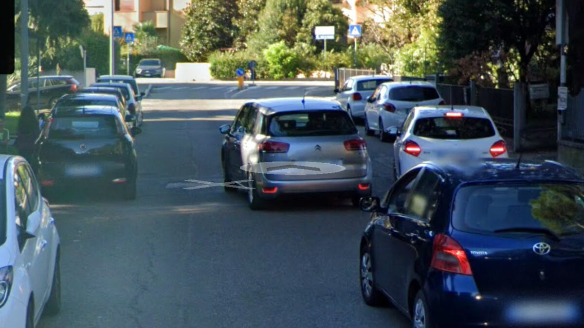 VIA BANFI, I RESIDENTI “SERVE UN MARCIAPIEDE”