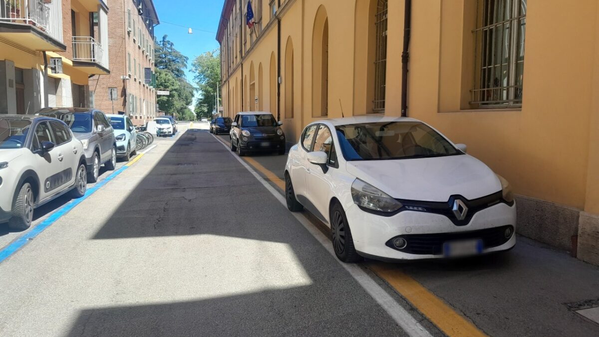 Via Manfredi, le auto in sosta selvaggia sulla ciclopedonale: servono più controlli