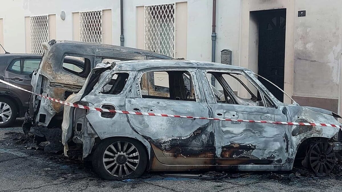 Lugo, è caccia al piromane: 14 auto date alle fiamme in poche settimane