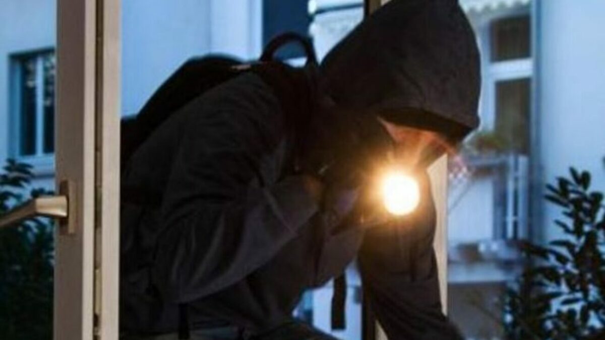 Si calano dalla grondaia dopo un furto: Carabiniere fuori servizio li fa arrestare
