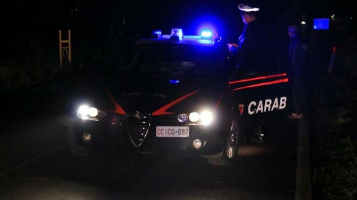 Imola “Dammi i gratta e vinci” e gli punta la pistola: arrestato un 50enne