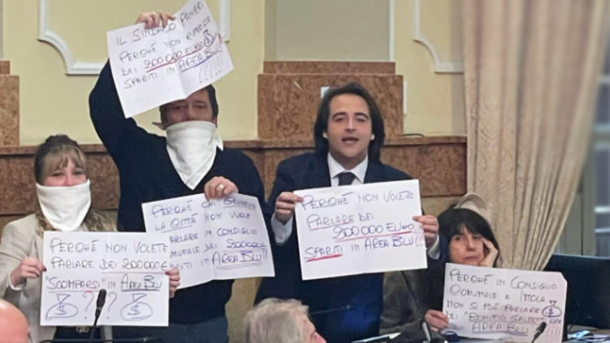 Area Blu: FDI protesta in aula, spuntano bavagli e cartelli