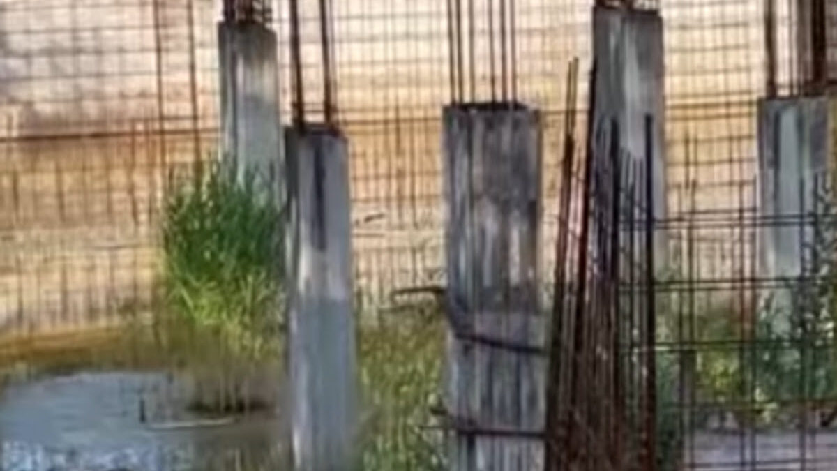 Il cantiere in abbandono diventa una piscina di acqua piovana, tra occupazioni e degrado