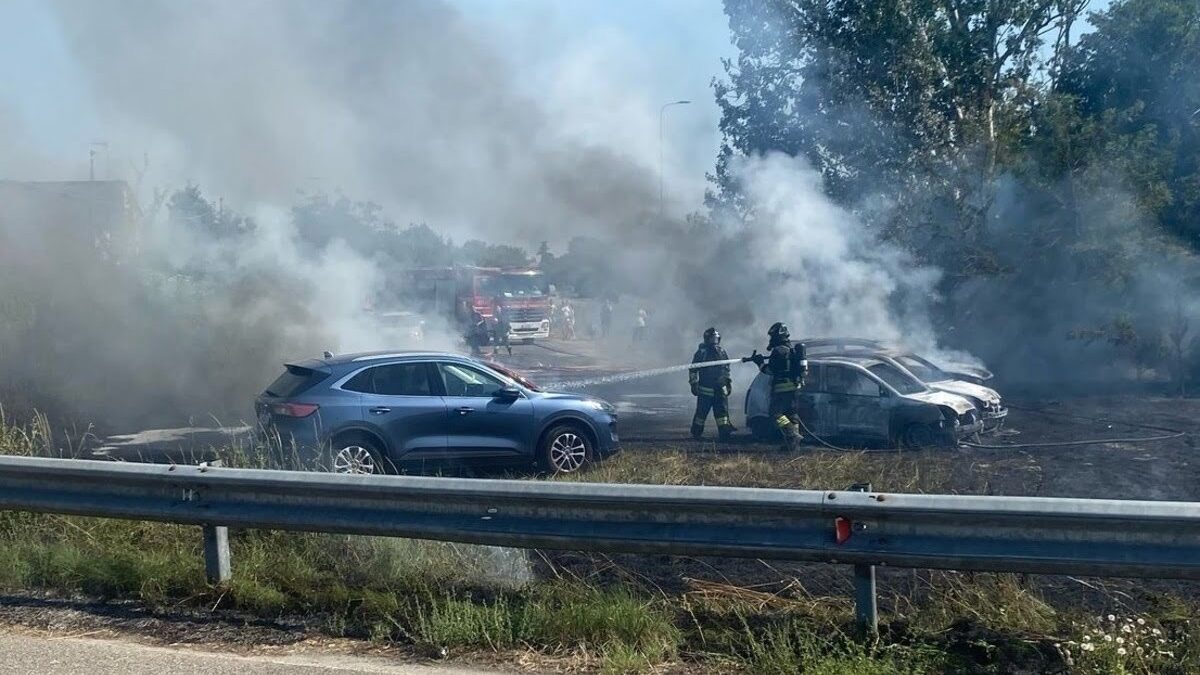 Conselice, 9 auto a fuoco nel parcheggio adiacente Acquajoss