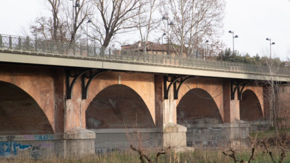 Imola, minaccia di buttarsi dal Pontevecchio:  salvato dalla Polizia
