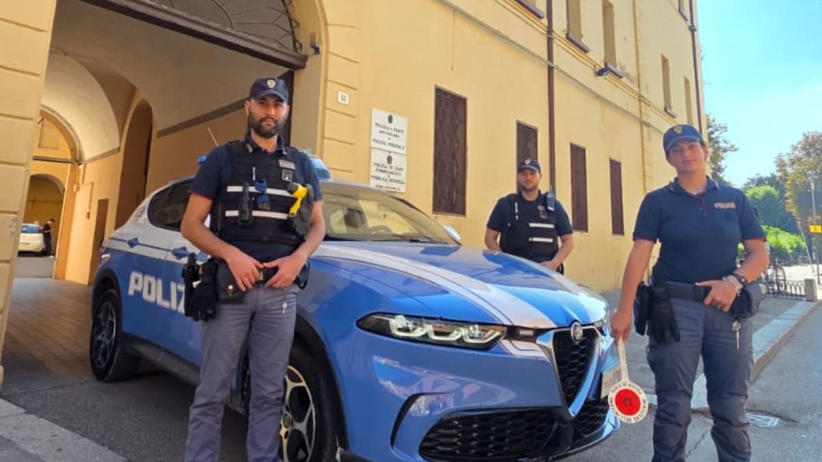 Imola, sorpreso dalla Polizia mentre spinge lo scooter rubato: fermato 20enne italiano