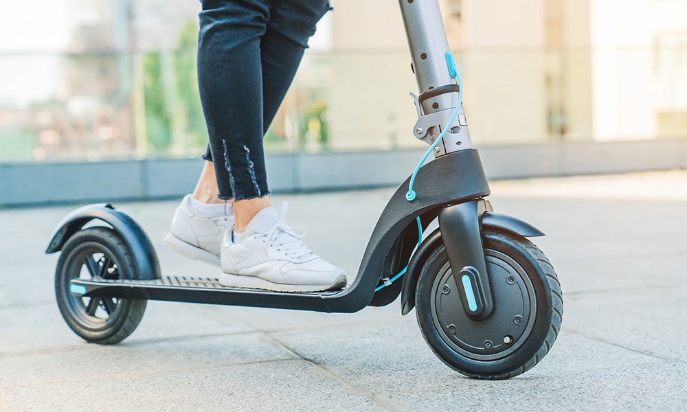Bimbo di 10 anni in bici travolto da un monopattino ai Giardini Margherita: il conducente fugge