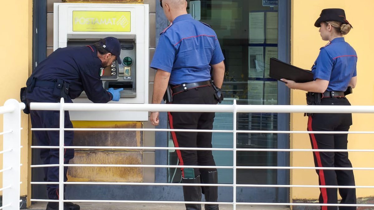 Osteria Grande, assalto all’ATM delle Poste sventato dai Carabinieri: banda in fuga all’arrivo delle sirene