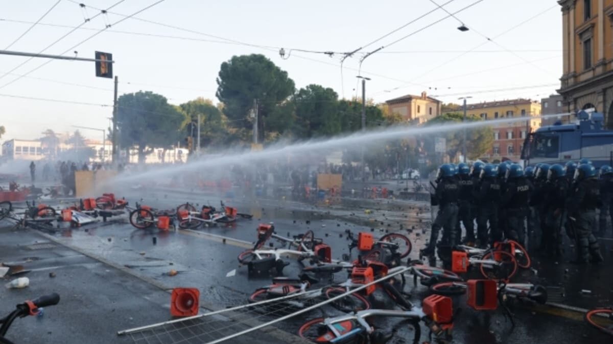 Sabato di tensione in Italia: guerriglia a Milano e Bologna, tafferugli a Torino. A Roma sfila la Cgil, divampa lo scontro politico