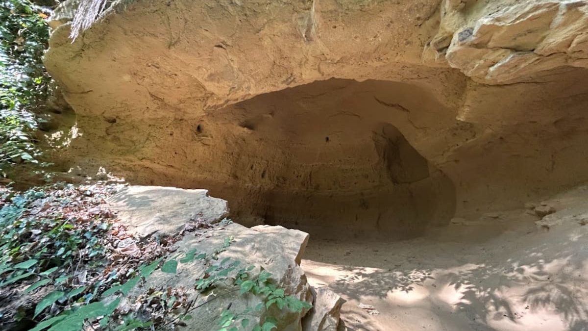 Imola, l’antica grotta di sabbia gialla del parco delle Acque Minerali.