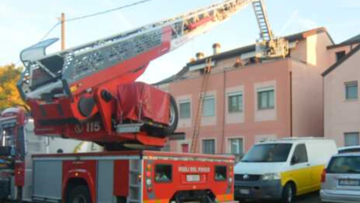 Incendio all’alba a Massa Lombarda: appartamento distrutto e un ferito grave in ospedale