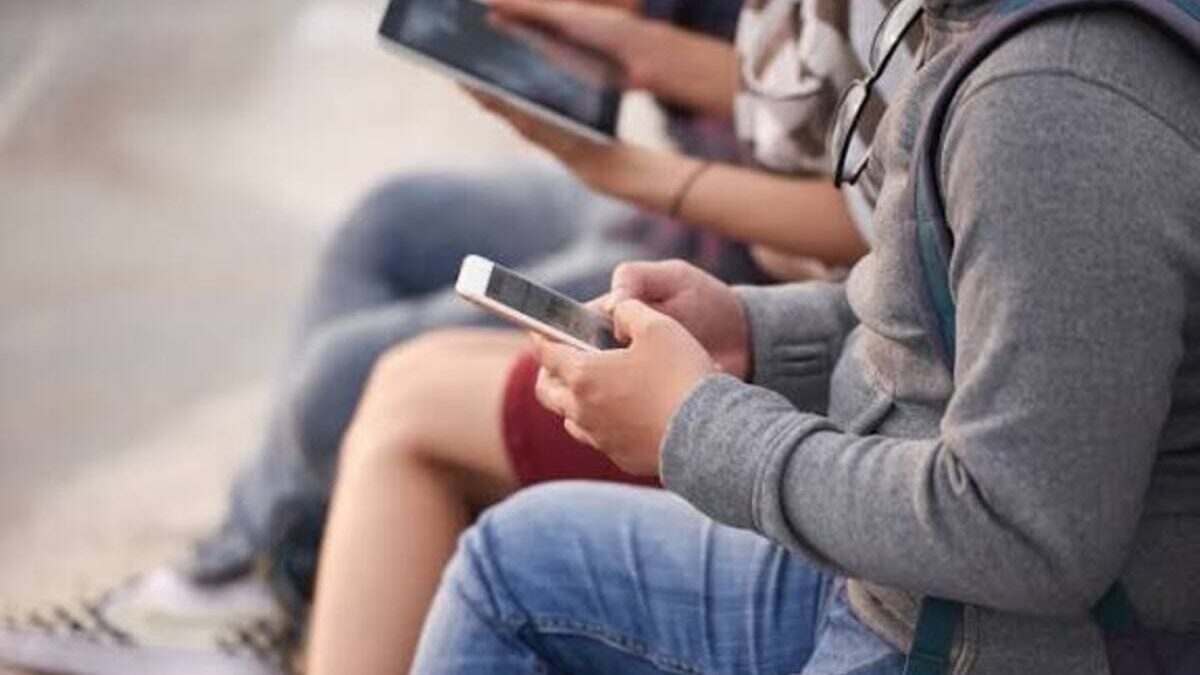 Allarme disordini nelle scuole: messaggi minacciosi nelle chat, ma istituzioni e licei rassicurano