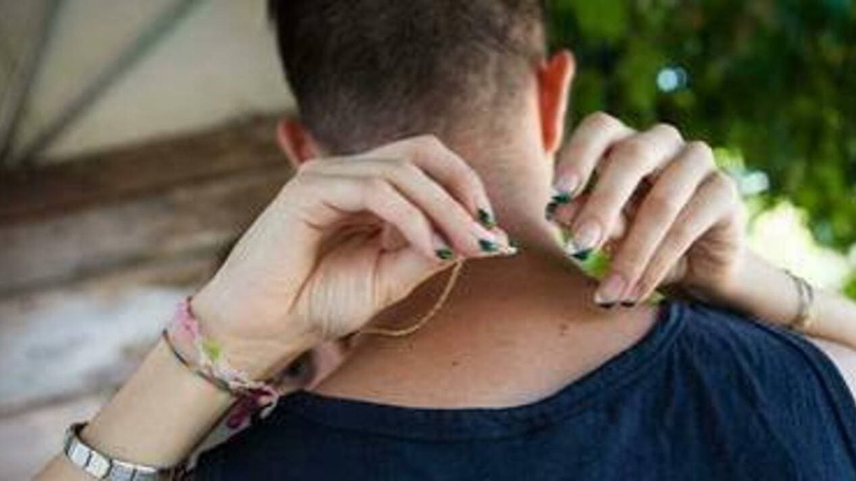 Solarolo, finge un abbraccio in strada e gli ruba la collana d’oro: denunciata 39enne a Solarolo incastrata dalle telecamere