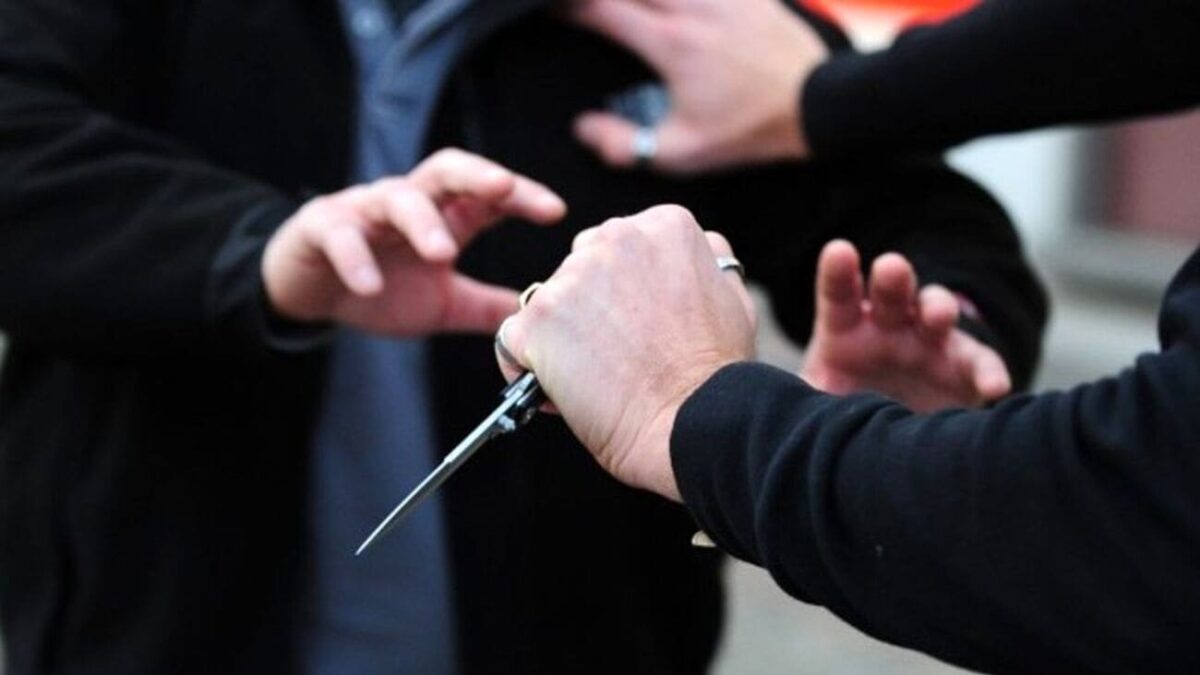 Alfonsine, tenta il furto di superalcolici e minaccia cassiera e clienti con un coltello: giovane arrestato e trasferito in carcere