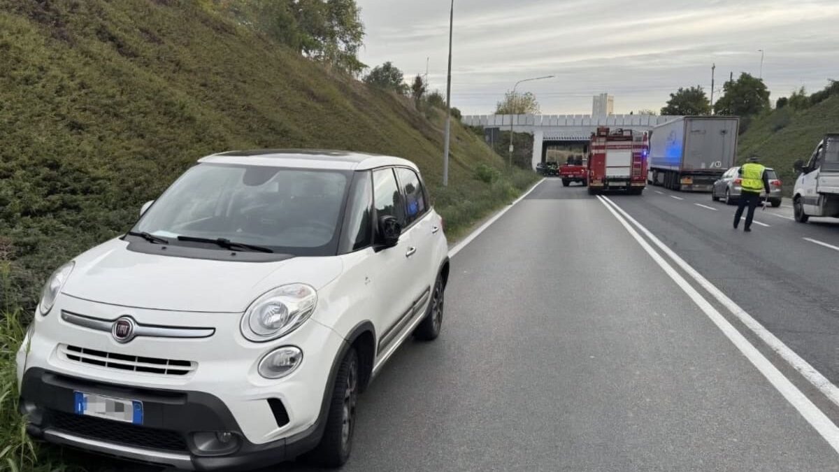Carambola in via della Cooperazione: quattro veicoli coinvolti, un ferito lieve, ritirata una patente