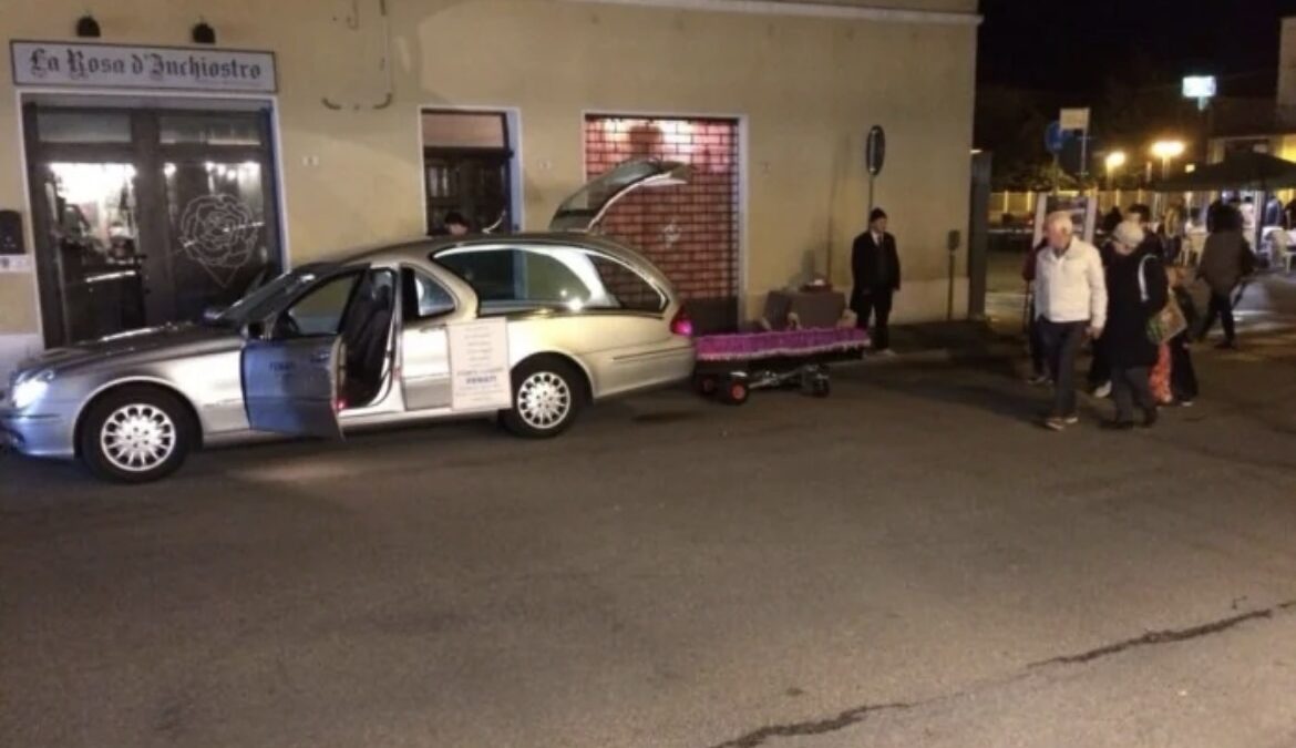 Halloween in bara e sul carro funebre: scoppia la polemica ad Alfonsine